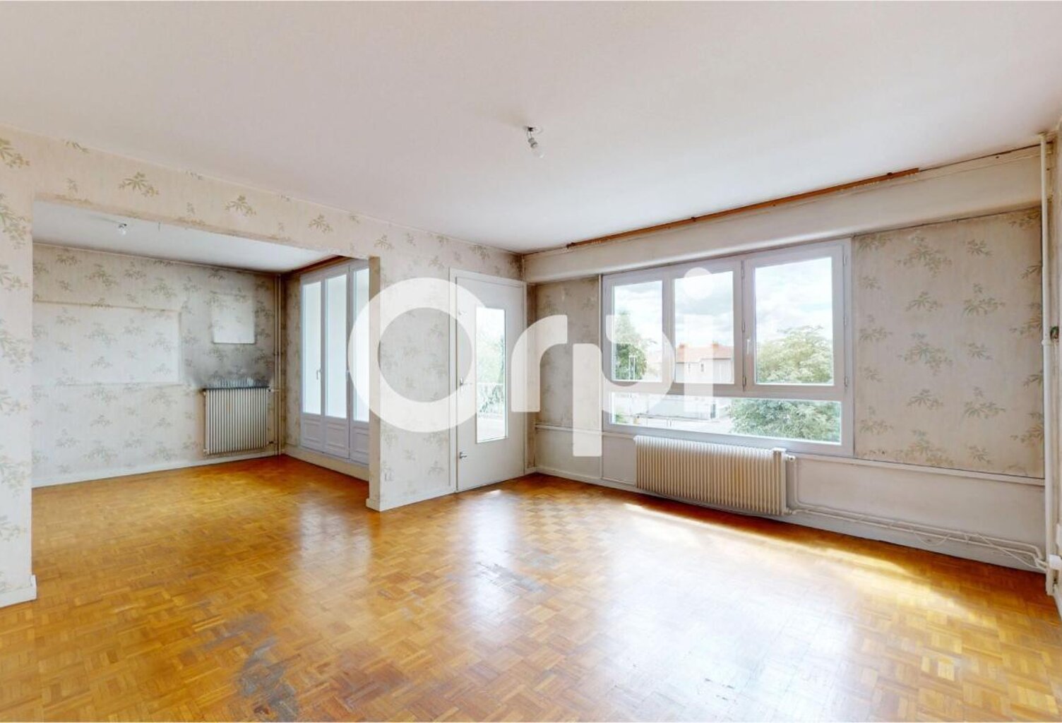 Bron Centre – T4 traversant avec 3 chambres, balcon, parking et cave – Une belle opportunité à saisir ! — photo 1
