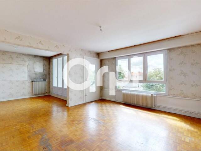 Bron Centre – T4 traversant avec 3 chambres, balcon, parking et cave – Une belle opportunité à saisir ! — photo du bien