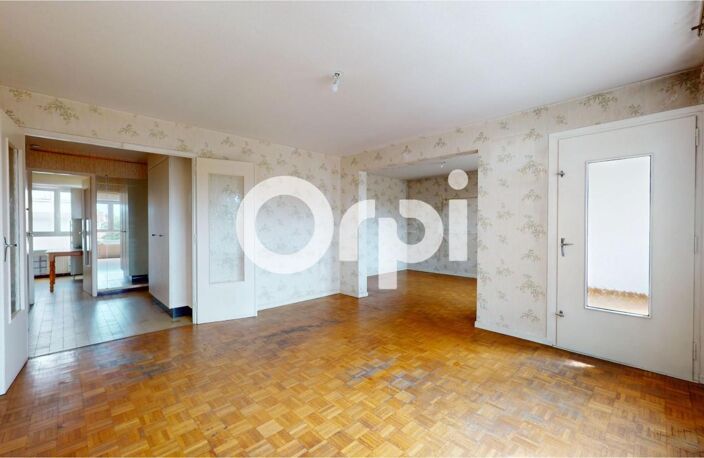 Bron Centre – T4 traversant avec 3 chambres, balcon, parking et cave – Une belle opportunité à saisir ! — photo 2