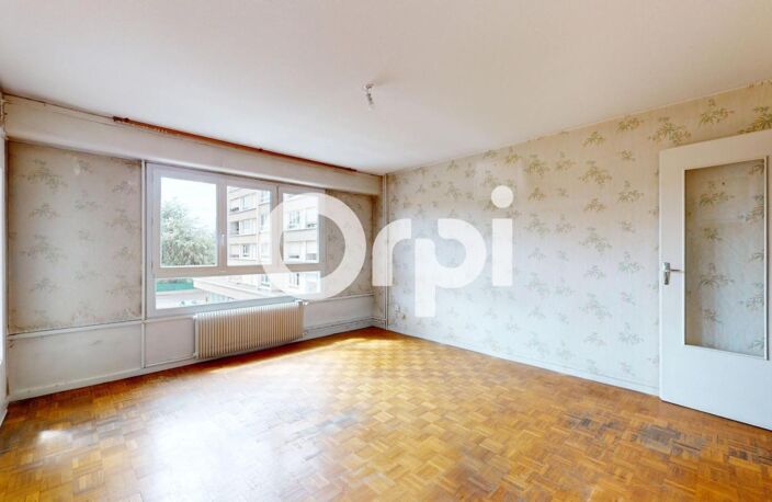 Bron Centre – T4 traversant avec 3 chambres, balcon, parking et cave – Une belle opportunité à saisir ! — photo 3