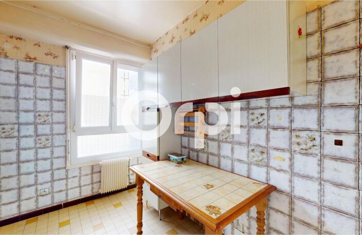 Bron Centre – T4 traversant avec 3 chambres, balcon, parking et cave – Une belle opportunité à saisir ! — photo 4