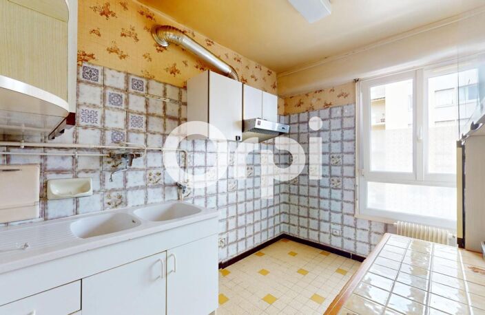 Bron Centre – T4 traversant avec 3 chambres, balcon, parking et cave – Une belle opportunité à saisir ! — photo 5