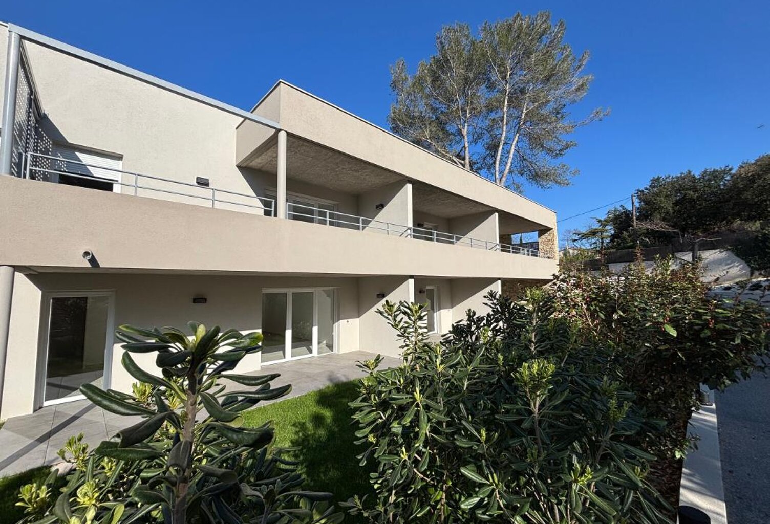 Appartement T3 neuf avec terrasse, jardin et garages — photo 1