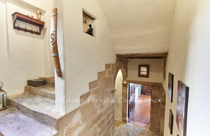 JOUQUES (13) – GRANDE MAISON DE VILLAGE RÉNOVÉE – 215 M² – 4 CHAMBRES – TERRASSE PANORAMIQUE — photo 3