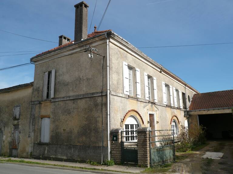 ⚜ BURIE (17) A Vendre CORPS de FERME et Ses Nombreuses Dépendances ⚜ — photo 1