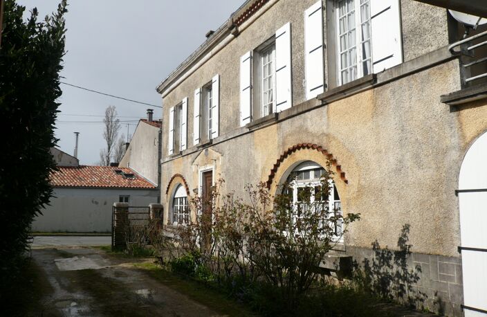 ⚜ BURIE (17) A Vendre CORPS de FERME et Ses Nombreuses Dépendances ⚜ — photo 3