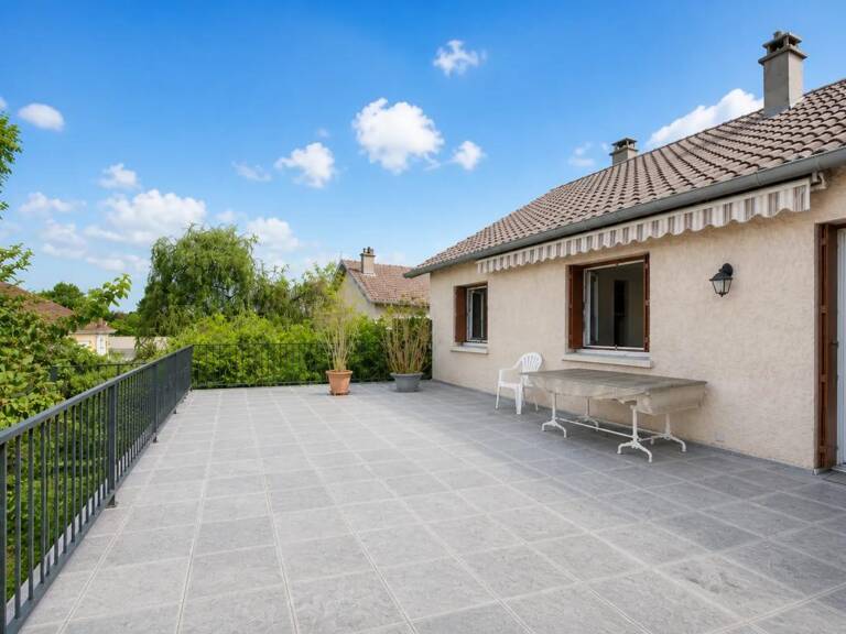 Vendat : Maison 199m² avec terrasse et jardin — photo 1