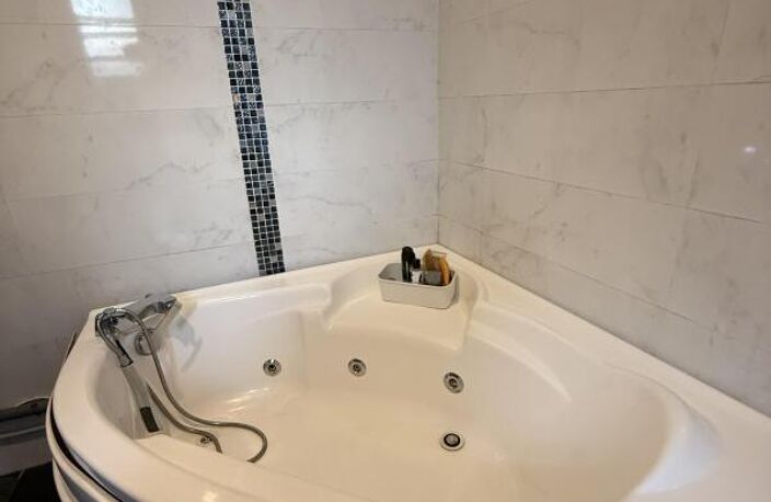 Saint-André centre – Maison familiale F5 de 181 m² utiles avec garage — photo 4