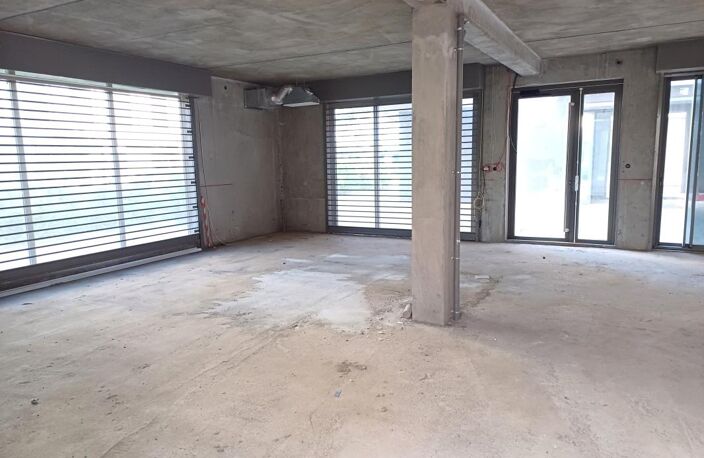 Local commercial 280 m² proche aéroport — photo 2
