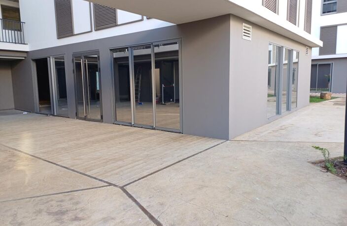 Local commercial  neuf 184 m² Sainte-Marie — photo 2