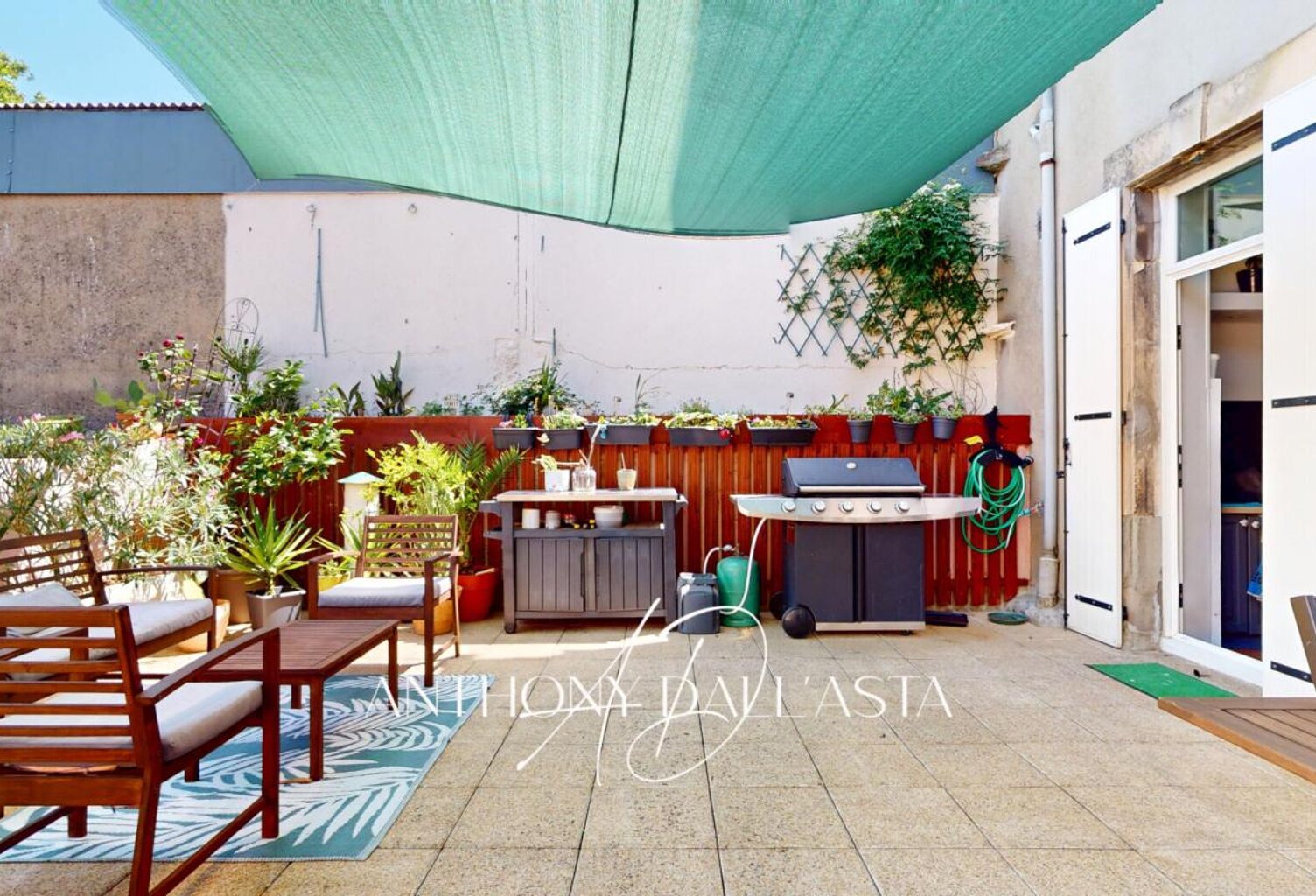 Ensemble immobilier avec appartement de 105 m² avec une grande terrasse, une chambre de bonne et une cave — photo 1