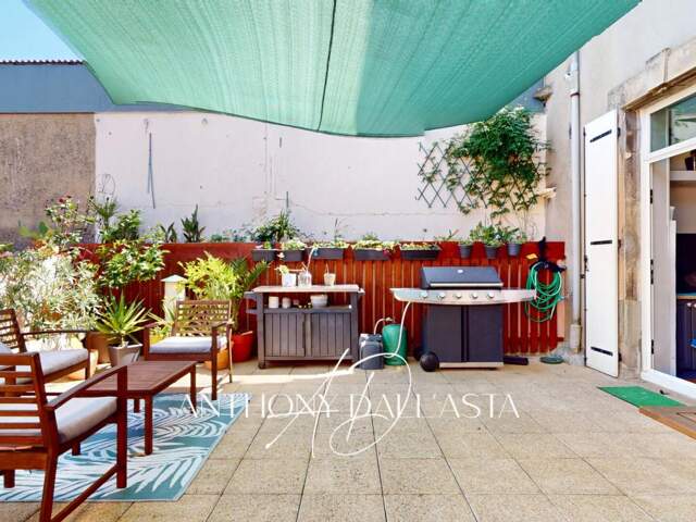 Ensemble immobilier avec appartement de 105 m² avec une grande terrasse, une chambre de bonne et une cave — photo du bien