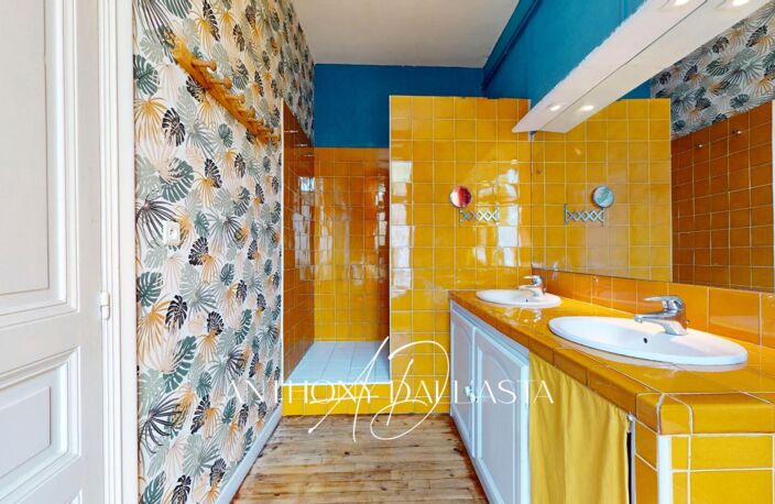 Ensemble immobilier avec appartement de 105 m² avec une grande terrasse, une chambre de bonne et une cave — photo 4