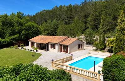 Maison de plain-pied avec piscine et garage — photo du bien