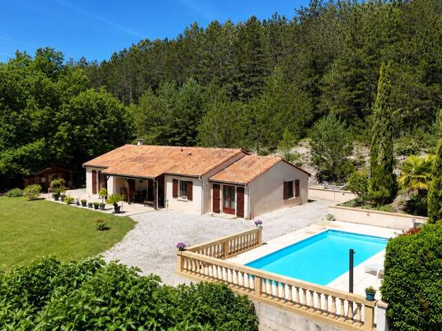 Maison de plain-pied avec piscine et garage — photo du bien