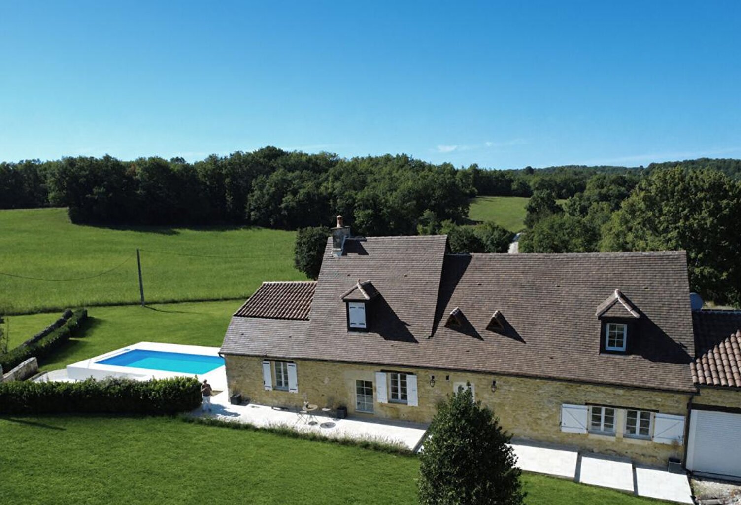 Ferme rénovée avec finition exceptionnel, piscine et 3 hectares de terrain — photo 1