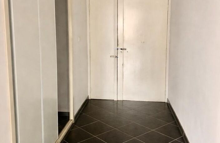 CENTRE VILLE TOULON - TOUT A PROXIMITE - APPARTEMENT DE TYPE 3 - CELLIER - — photo 2