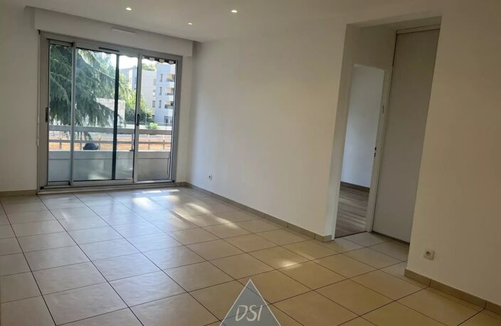 VILLEURBANNE – SECTEUR ZOLA / GRATTE-CIEL – À VISITER SANS TARDER – SUPERBE T4 TRAVERSANT DE 82 m² – 3 CHAMBRES – TERRASSE/BALCON 9 m² – CAVE – RÉNOVÉ — photo 2