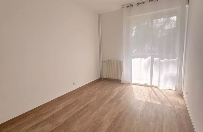 VILLEURBANNE – SECTEUR ZOLA / GRATTE-CIEL – À VISITER SANS TARDER – SUPERBE T4 TRAVERSANT DE 82 m² – 3 CHAMBRES – TERRASSE/BALCON 9 m² – CAVE – RÉNOVÉ — photo 4