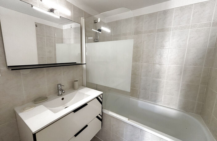 À LOUER - CHARMANT APPARTEMENT T2 MEUBLÉ — photo 2