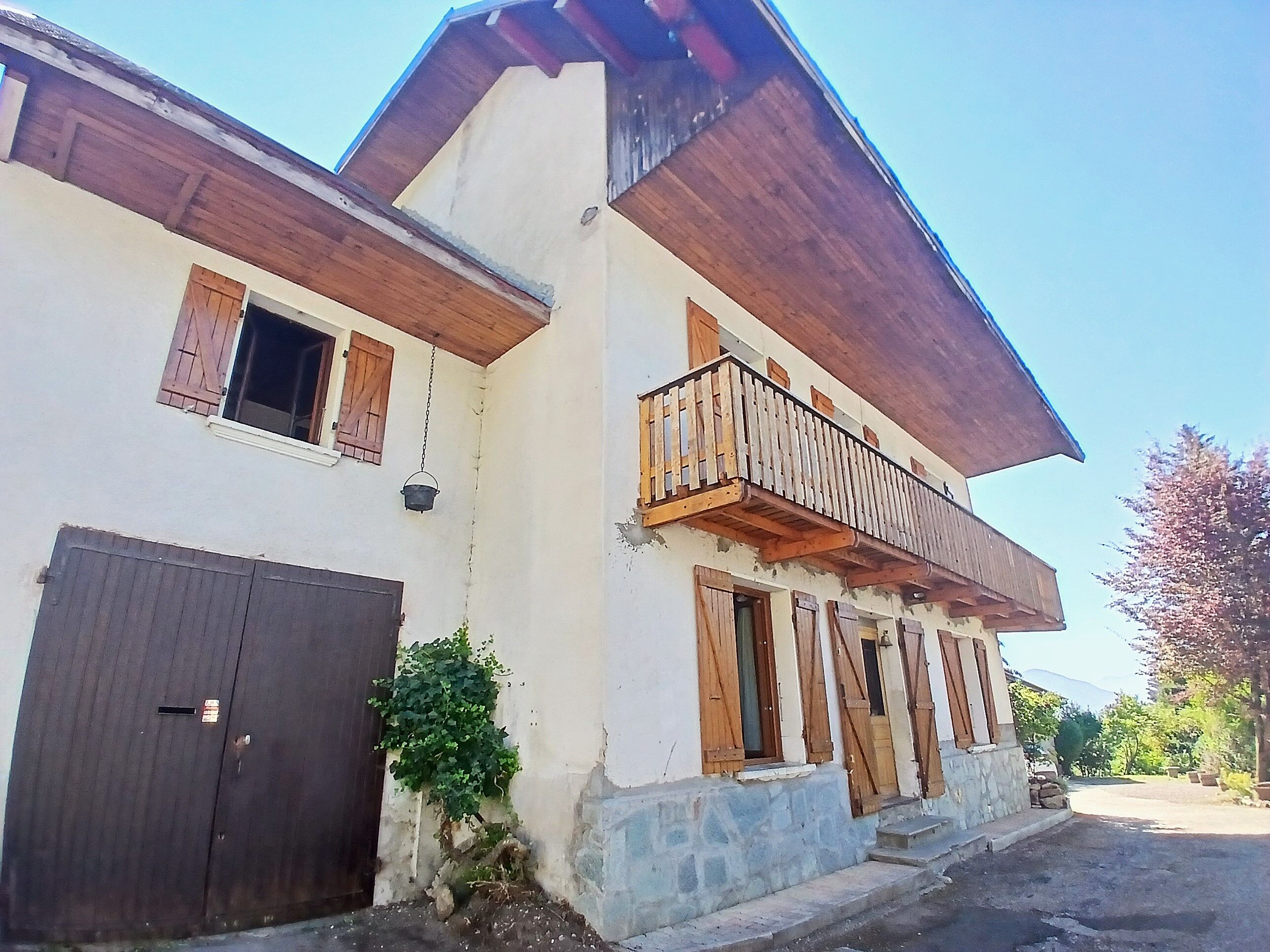 Maison 7 pièces - 890 m² de terrain - Bâtiment annexe
