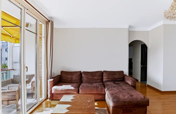 ESTIENNE D'ORVES- 4 PIÈCES - 73 M² - DERNIER ÉTAGE - BALCONS - V — photo 3