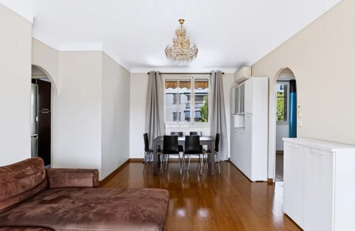 ESTIENNE D'ORVES- 4 PIÈCES - 73 M² - DERNIER ÉTAGE - BALCONS - V — photo 4