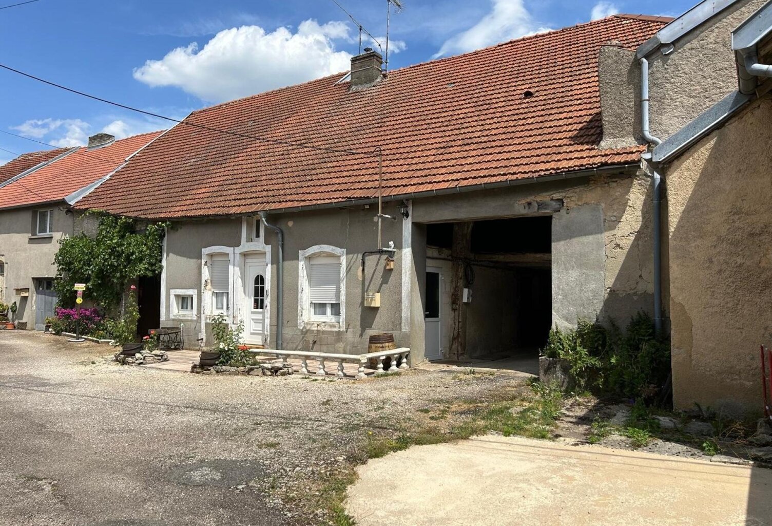 maison rénovée, à la campagne avec deux chambres,garages et jardin — photo 1