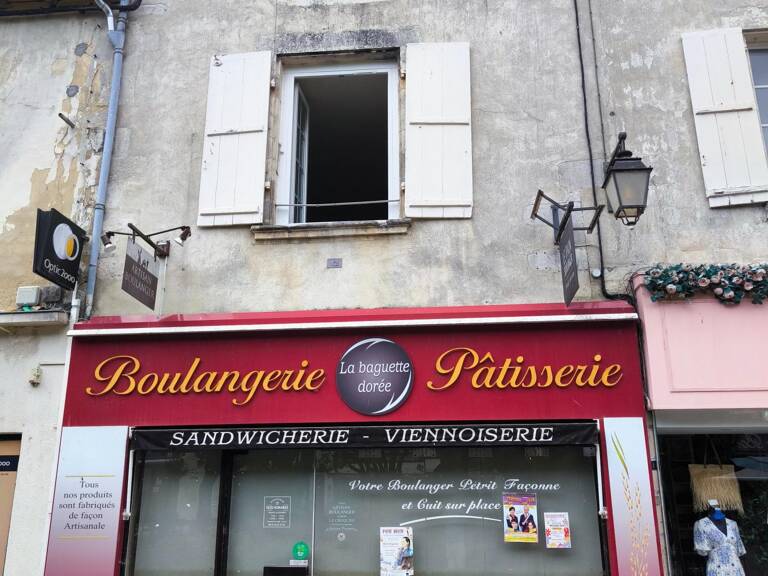 Opportunité investisseur ou commerçant  Immeuble mixte en plein centre-ville de Saint-Jean-d'Angély — photo 1