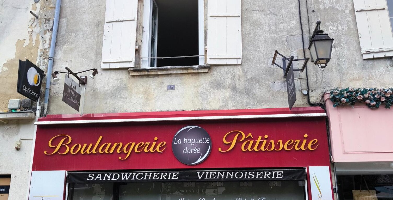 Opportunité investisseur ou commerçant  Immeuble mixte en plein centre-ville de Saint-Jean-d'Angély — photo 1