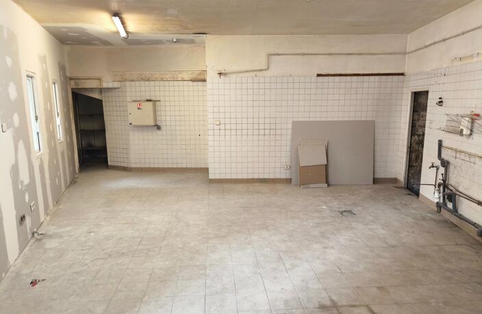 Opportunité investisseur ou commerçant  Immeuble mixte en plein centre-ville de Saint-Jean-d'Angély — photo 2