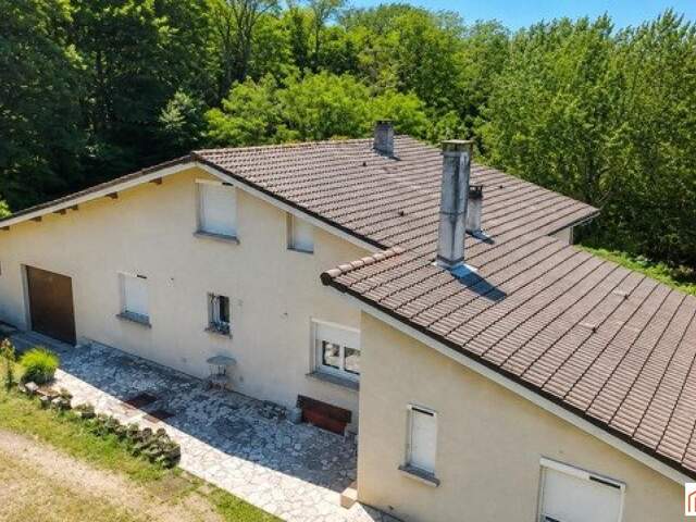 Construite en 1975, cette maison de 147 m² sur un terrain de 5200 m² propose un espace de vie généreux. Composée de 6 pièces dont 4 chambres, elle offre un confort optimal pour toute la famille. Avec son style classique et son potentiel d'aménagement, cette propriété représente une opportunité idéale pour créer le lieu de vie dont vous avez toujours rêvé, — photo du bien