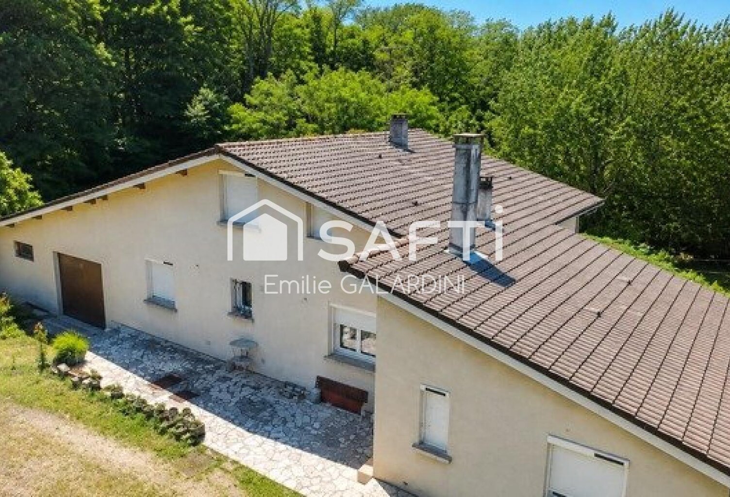 Construite en 1975, cette maison de 147 m² sur un terrain de 5200 m² propose un espace de vie généreux. Composée de 6 pièces dont 4 chambres, elle offre un confort optimal pour toute la famille. Avec son style classique et son potentiel d'aménagement, cette propriété représente une opportunité idéale pour créer le lieu de vie dont vous avez toujours rêvé, — photo 1