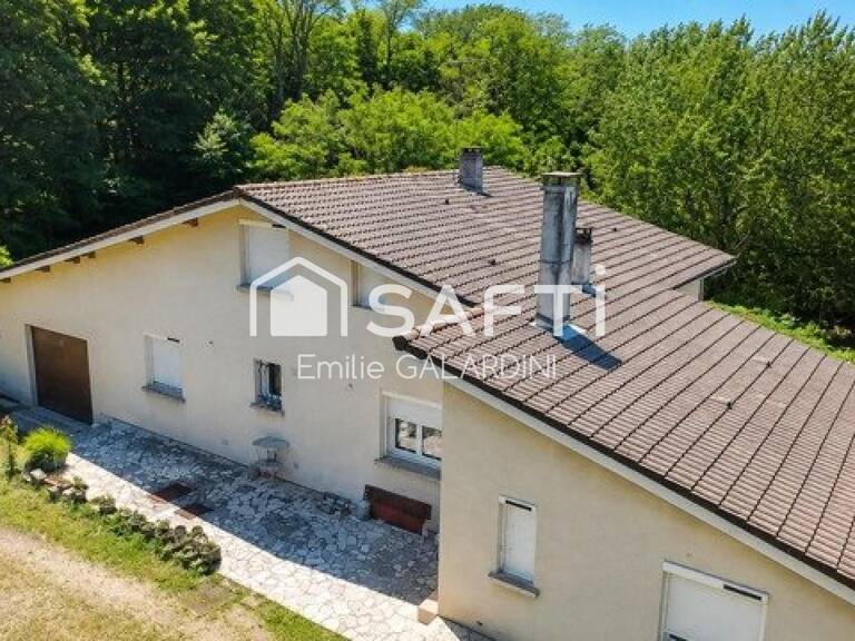 Construite en 1975, cette maison de 147 m² sur un terrain de 5200 m² propose un espace de vie généreux. Composée de 6 pièces dont 4 chambres, elle offre un confort optimal pour toute la famille. Avec son style classique et son potentiel d'aménagement, cette propriété représente une opportunité idéale pour créer le lieu de vie dont vous avez toujours rêvé, — photo 1