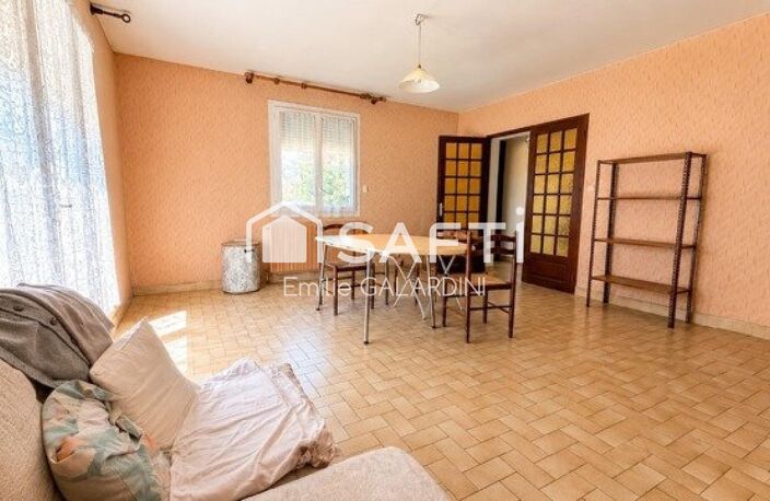Construite en 1975, cette maison de 147 m² sur un terrain de 5200 m² propose un espace de vie généreux. Composée de 6 pièces dont 4 chambres, elle offre un confort optimal pour toute la famille. Avec son style classique et son potentiel d'aménagement, cette propriété représente une opportunité idéale pour créer le lieu de vie dont vous avez toujours rêvé, — photo 3