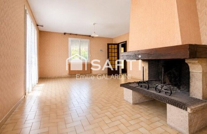Construite en 1975, cette maison de 147 m² sur un terrain de 5200 m² propose un espace de vie généreux. Composée de 6 pièces dont 4 chambres, elle offre un confort optimal pour toute la famille. Avec son style classique et son potentiel d'aménagement, cette propriété représente une opportunité idéale pour créer le lieu de vie dont vous avez toujours rêvé, — photo 4
