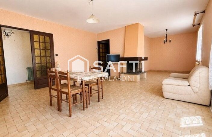 Construite en 1975, cette maison de 147 m² sur un terrain de 5200 m² propose un espace de vie généreux. Composée de 6 pièces dont 4 chambres, elle offre un confort optimal pour toute la famille. Avec son style classique et son potentiel d'aménagement, cette propriété représente une opportunité idéale pour créer le lieu de vie dont vous avez toujours rêvé, — photo 5