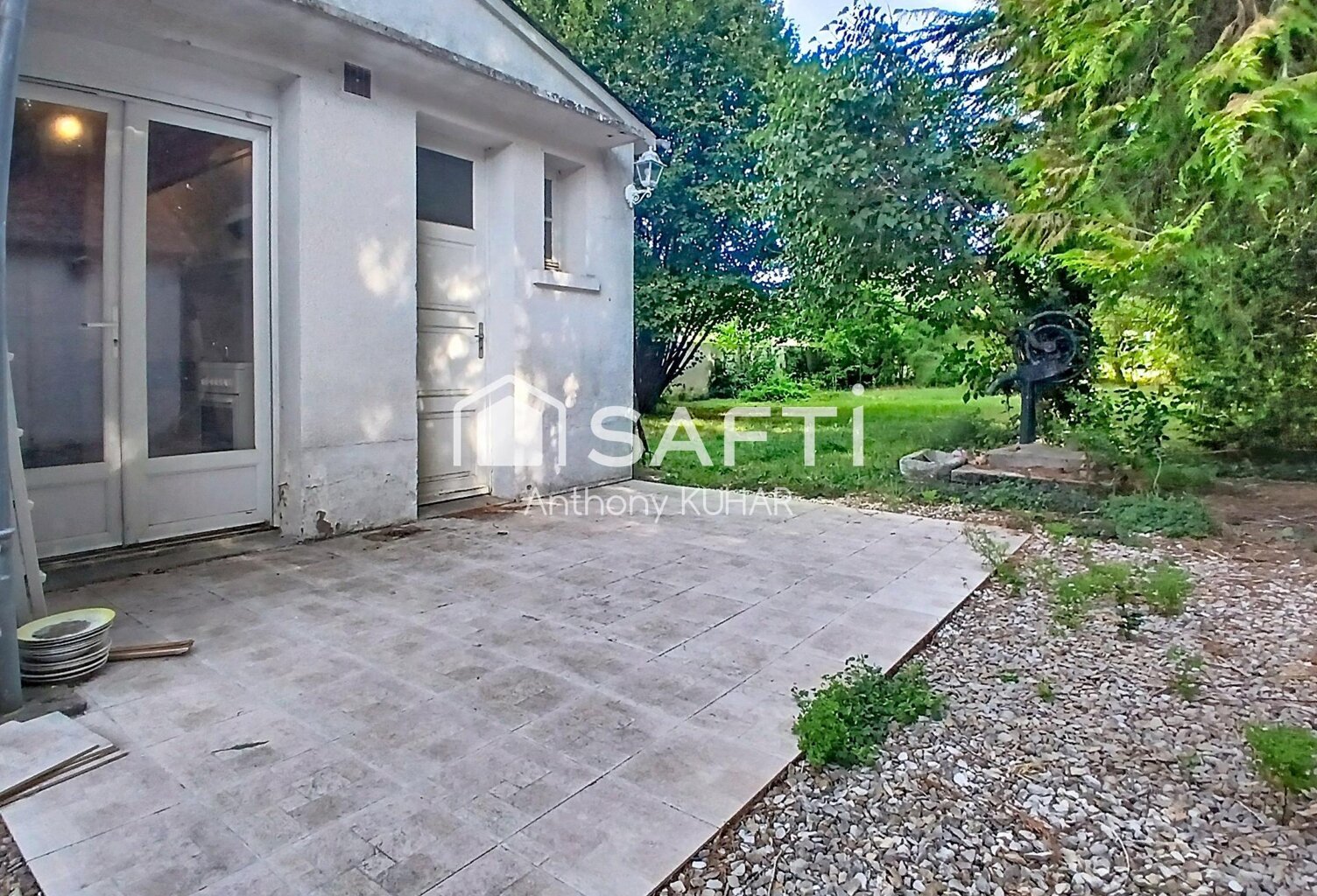 Charmante maison avec terrain arboré, garage et dépendance — photo 1