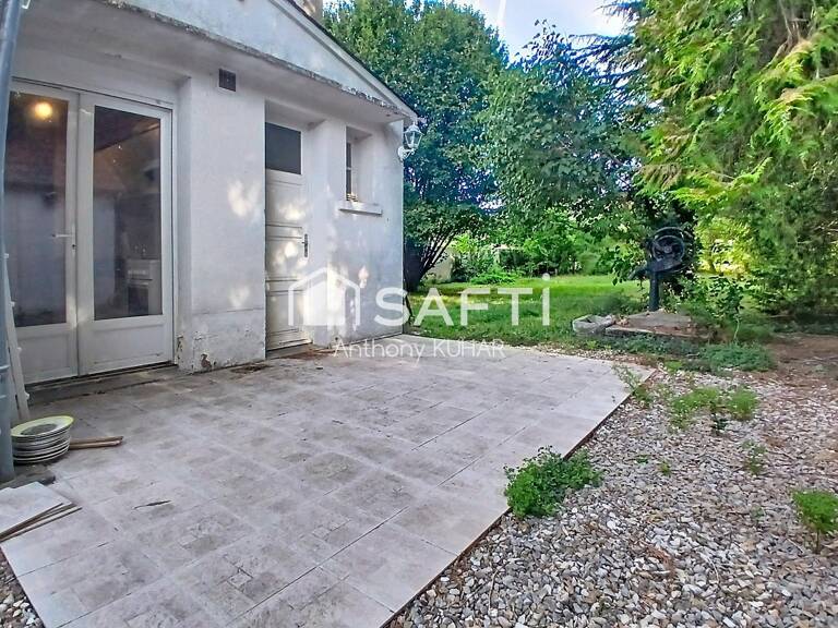 Charmante maison avec terrain arboré, garage et dépendance — photo 1