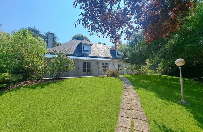 VILLA AVEC GRAND PARC ET PISCINE, SECTEUR EST — photo 3