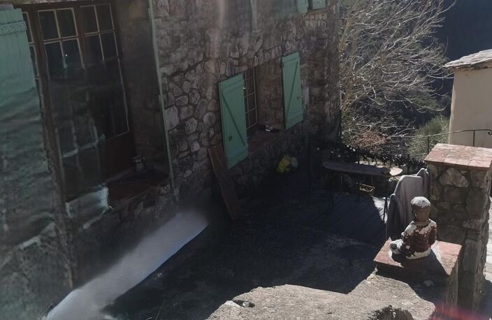 Maison de Hameau  sitiée sur la commune Le  Mas  avec  une terrasse — photo 3