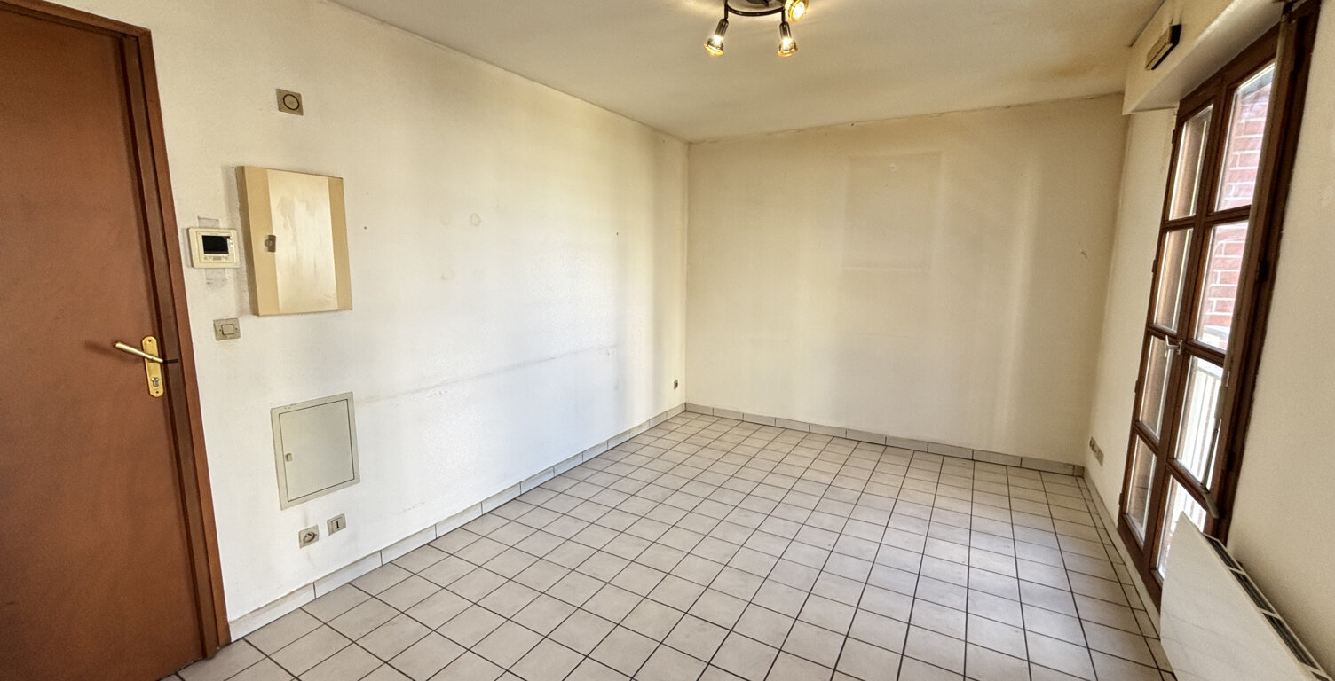 STUDIO - 9 PLACE DU BICENTENAIRE — photo 1
