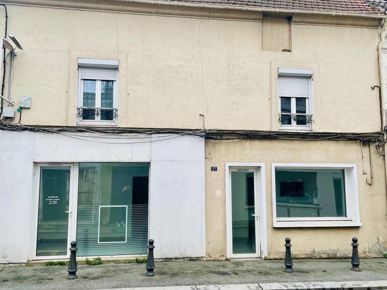 Rare à la vente !!! Immeuble composé d'un duplex et deux locaux commerciaux — photo 1