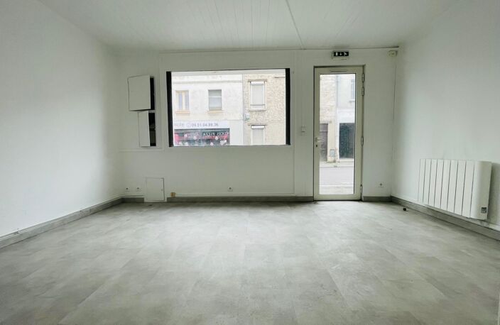 Rare à la vente !!! Immeuble composé d'un duplex et deux locaux commerciaux — photo 2
