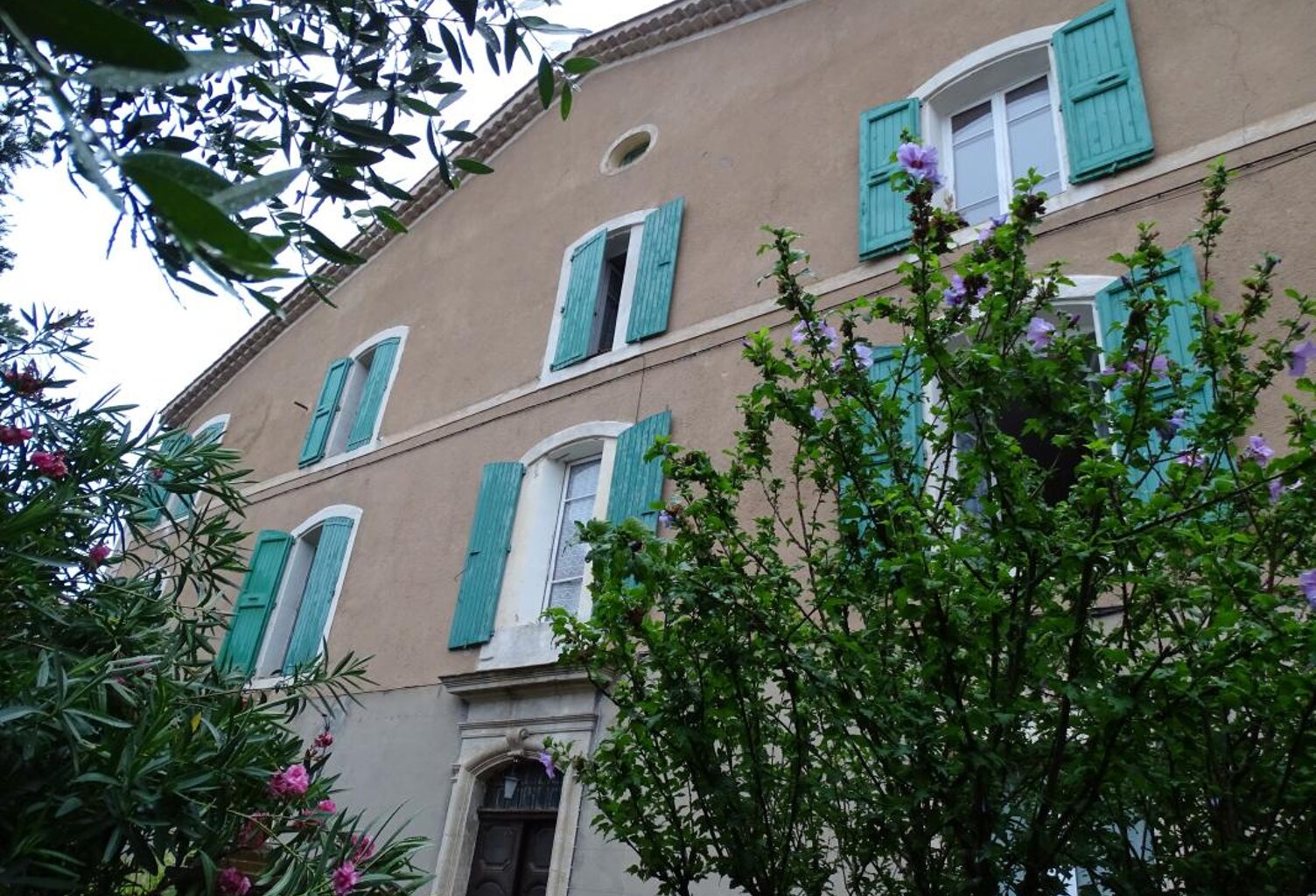 Immeuble de rapport, de 5 à 7 appartements, garage et jardin — photo 1