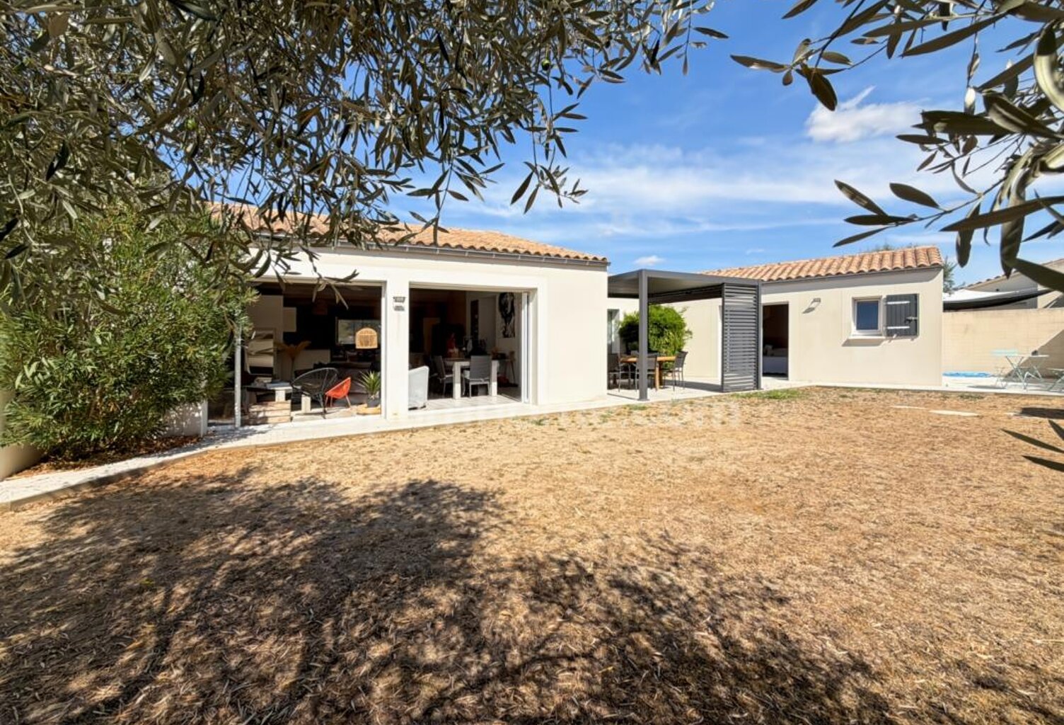 Maison à vendre 4 pièces de plain-pied avec jardin & garage LONGEVES (17) — photo 1