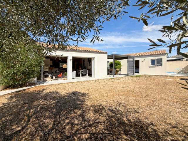 Maison à vendre 4 pièces de plain-pied avec jardin & garage LONGEVES (17) — photo du bien