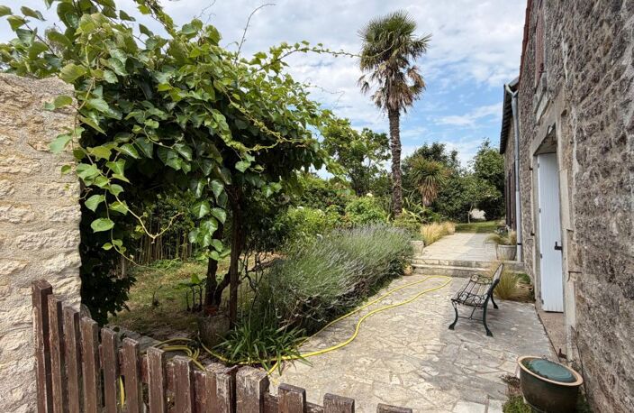 MARSAIS SAINTE RADEGONDE (85570) - ADORABLE MAISON DE PLAIN PIED EN PIERRES AVEC DEPENDANCES ET JARDIN — photo 5