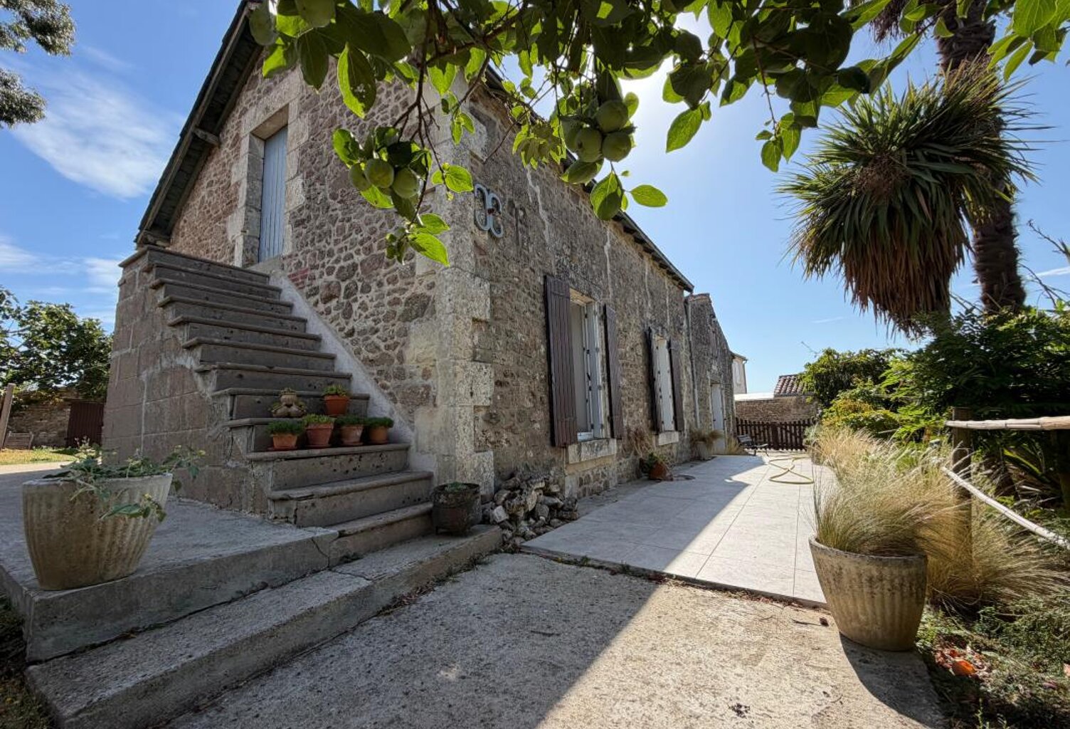 MARSAIS SAINTE RADEGONDE (85570) - ADORABLE MAISON DE PLAIN PIED EN PIERRES AVEC DEPENDANCES ET JARDIN — photo 1
