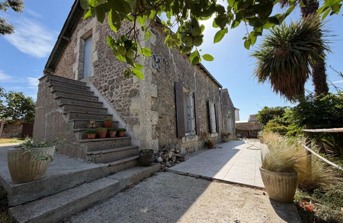 MARSAIS SAINTE RADEGONDE (85570) - ADORABLE MAISON DE PLAIN PIED EN PIERRES AVEC DEPENDANCES ET JARDIN — photo 2